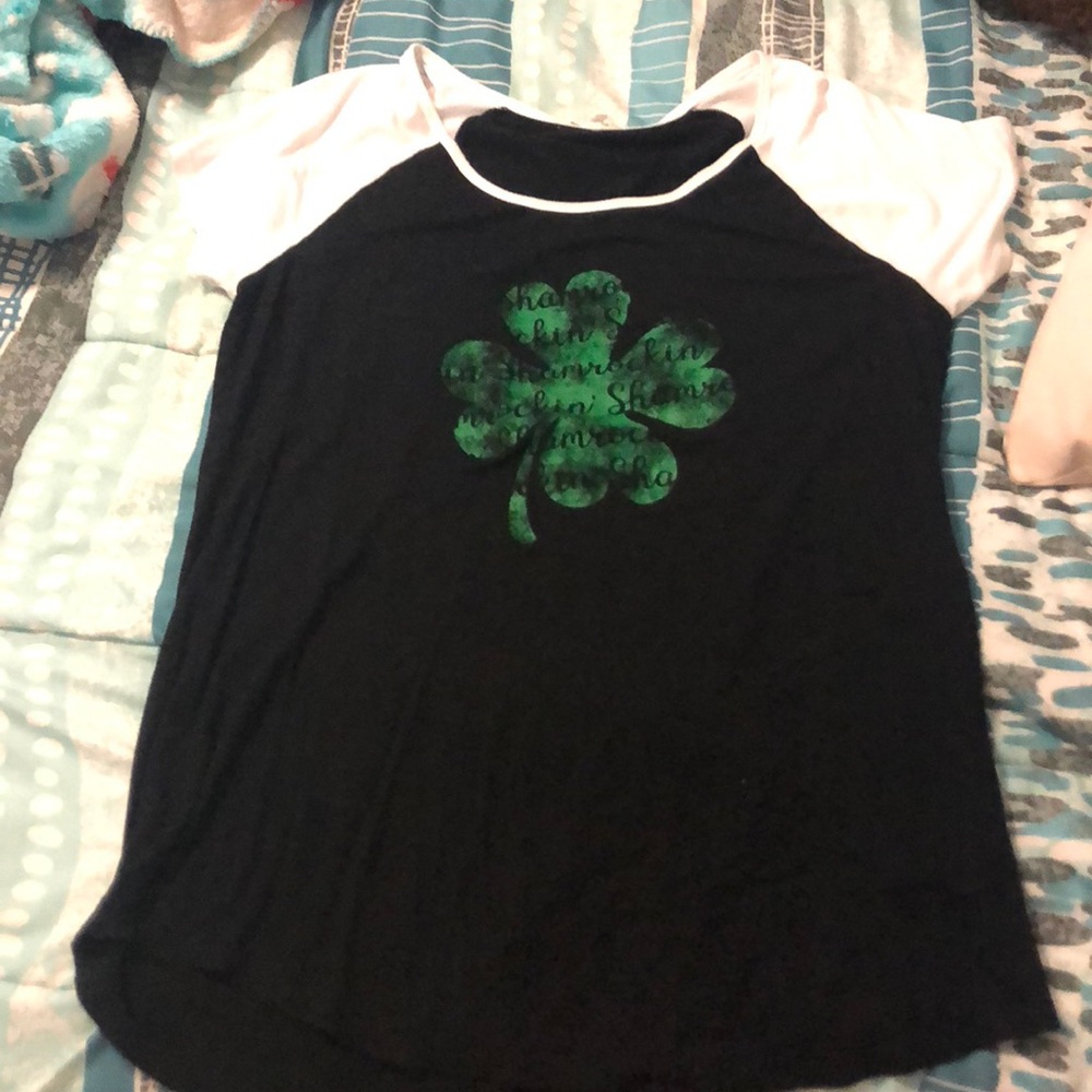 Scoop neck t-shirt with shamrock design